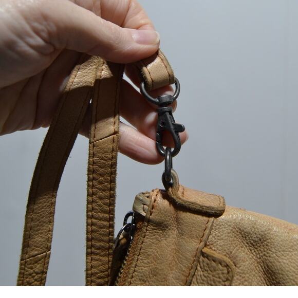 Vilenca Holland Tan Genuine Leather Crossbody Purse - Picture 11 of 11